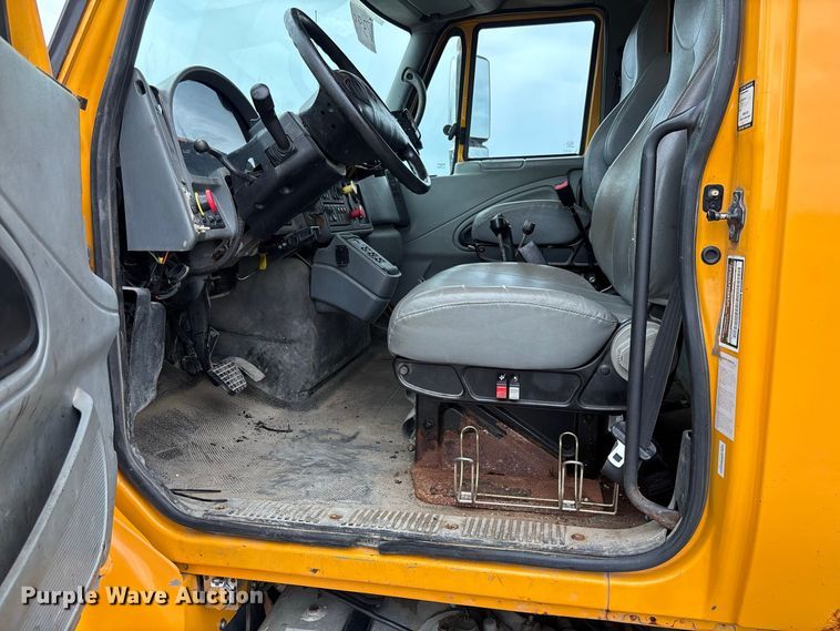 image for item DZ4646 2006 International 7400 dump truck