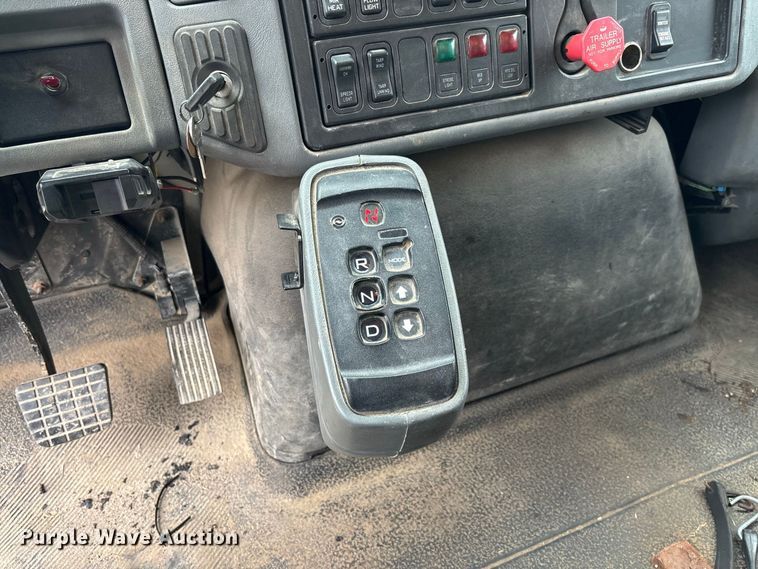 image for item DZ4646 2006 International 7400 dump truck