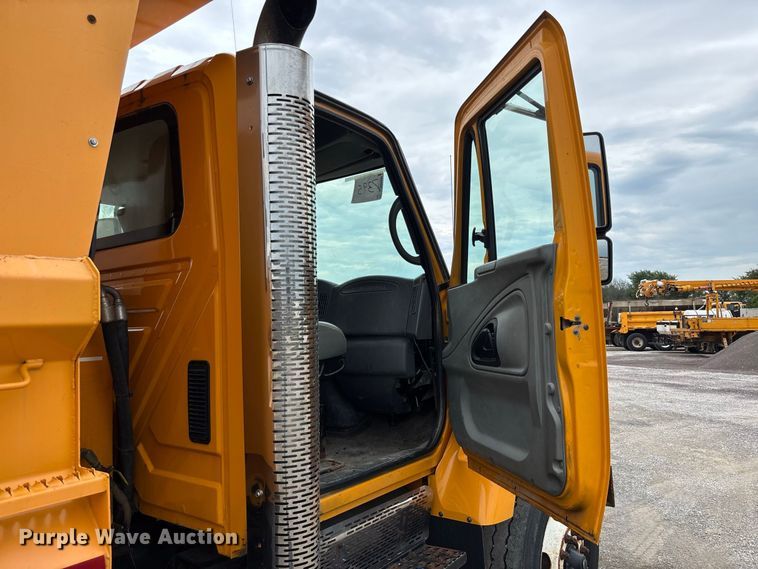 image for item DZ4646 2006 International 7400 dump truck