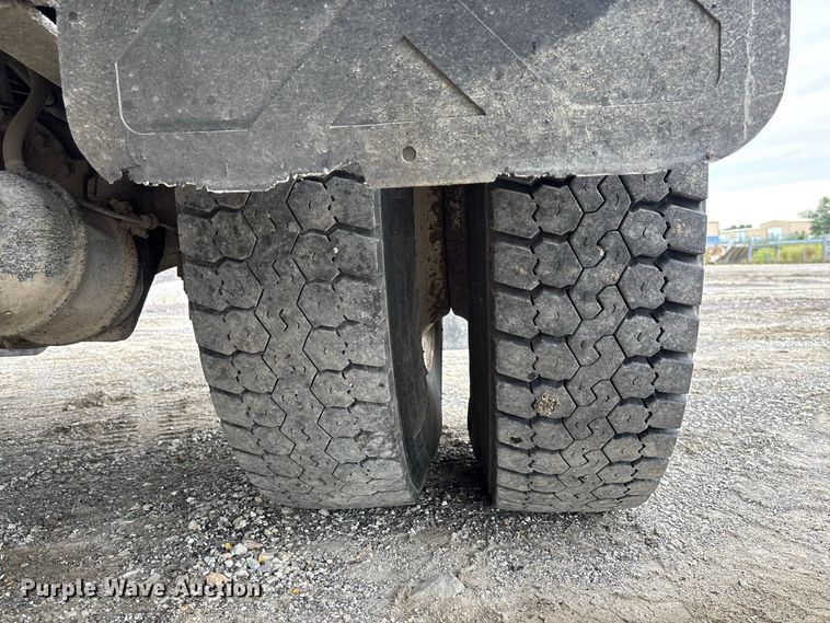 image for item DZ4646 2006 International 7400 dump truck