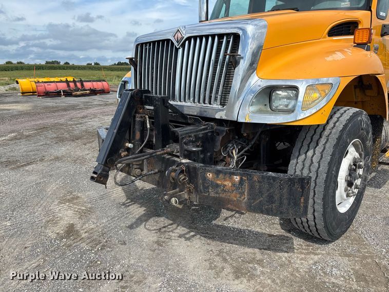 image for item DZ4660 2006 International 7400 Crew Cab dump flatbed truck