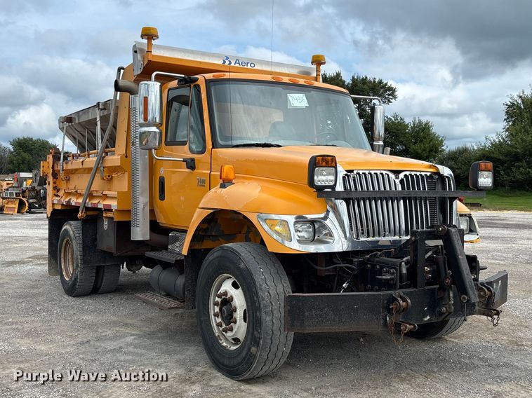 image for item DZ4662 2006 International 7400 dump truck