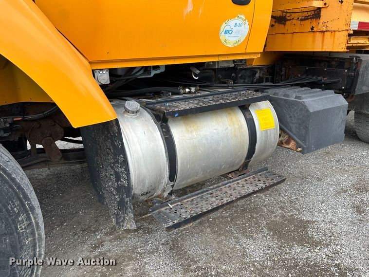 image for item DZ4662 2006 International 7400 dump truck