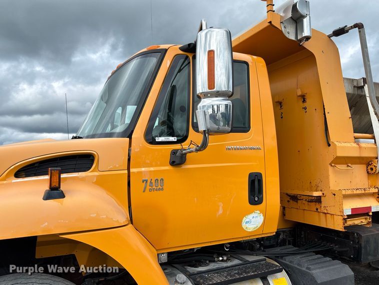 image for item DZ4662 2006 International 7400 dump truck