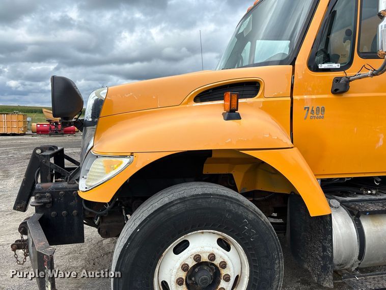 image for item DZ4662 2006 International 7400 dump truck