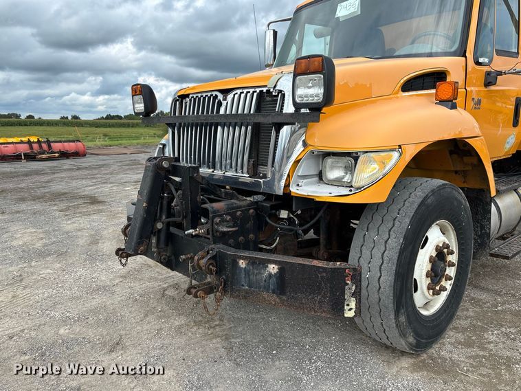 image for item DZ4662 2006 International 7400 dump truck