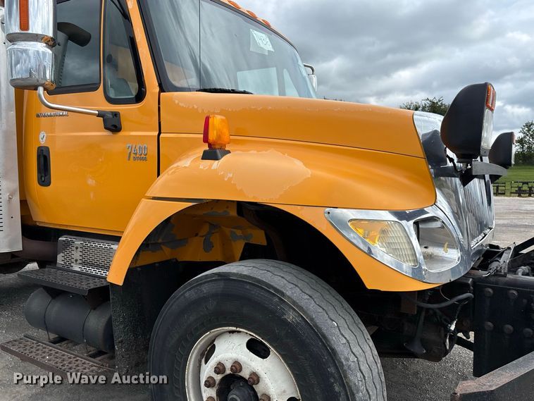 image for item DZ4662 2006 International 7400 dump truck