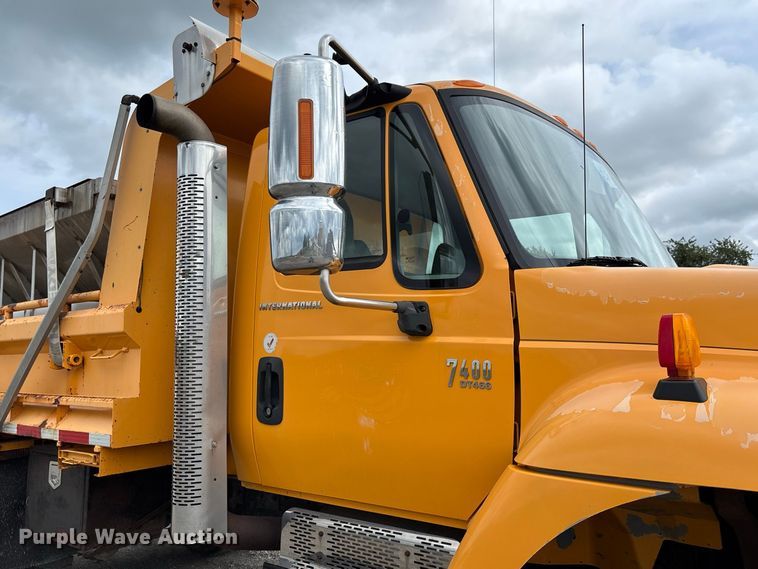 image for item DZ4662 2006 International 7400 dump truck