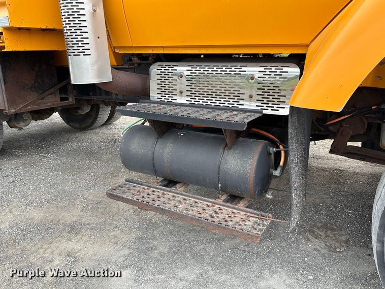 image for item DZ4662 2006 International 7400 dump truck
