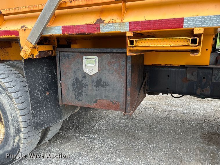 image for item DZ4662 2006 International 7400 dump truck