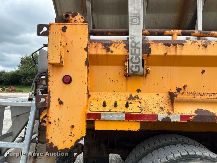 image for item DZ4662 2006 International 7400 dump truck