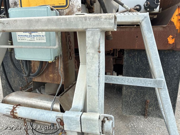 image for item DZ4662 2006 International 7400 dump truck