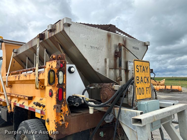 image for item DZ4662 2006 International 7400 dump truck