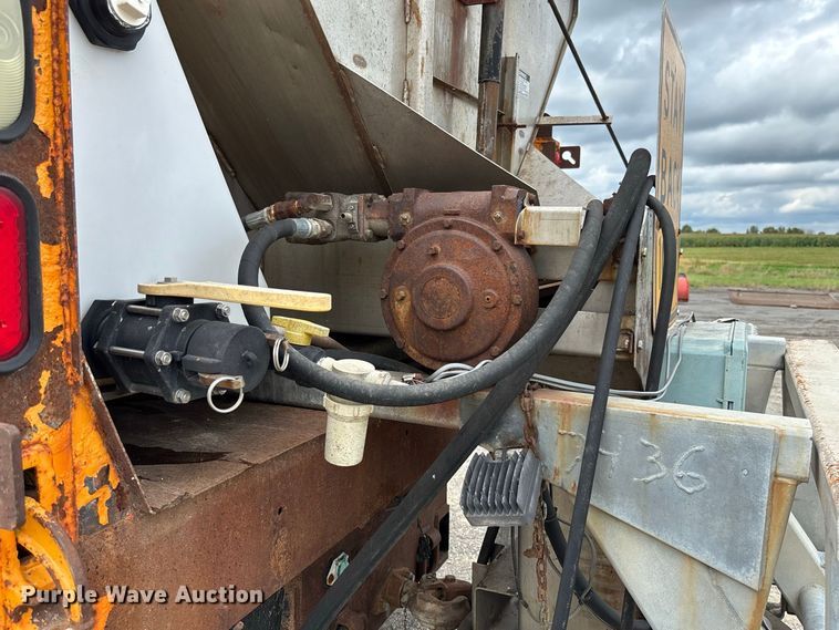 image for item DZ4662 2006 International 7400 dump truck