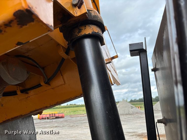 image for item DZ4662 2006 International 7400 dump truck