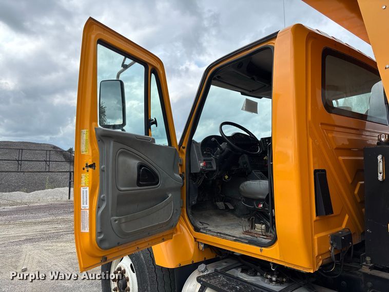 image for item DZ4662 2006 International 7400 dump truck