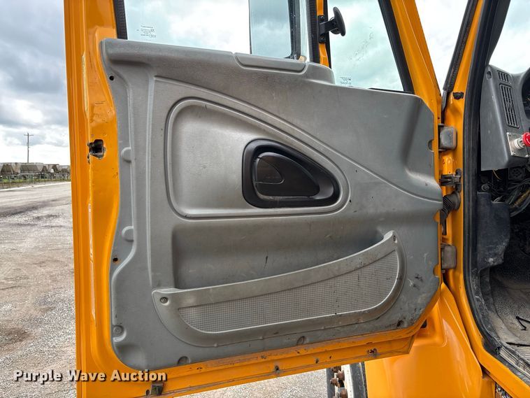 image for item DZ4662 2006 International 7400 dump truck