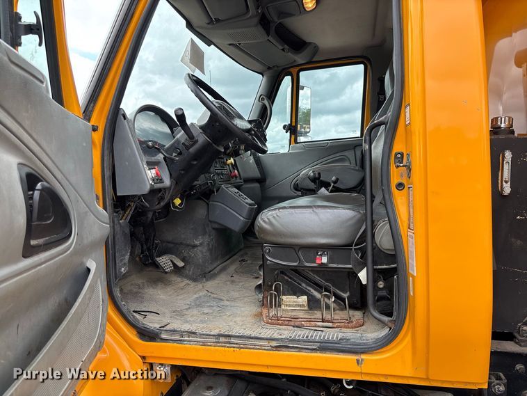 image for item DZ4662 2006 International 7400 dump truck