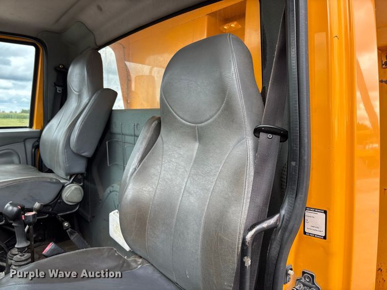 image for item DZ4662 2006 International 7400 dump truck