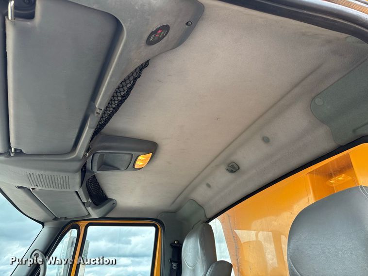 image for item DZ4662 2006 International 7400 dump truck