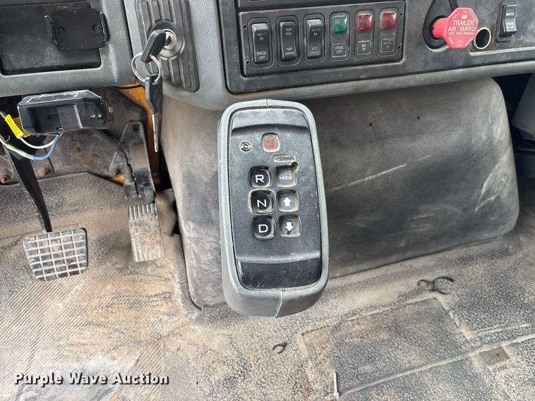 image for item DZ4662 2006 International 7400 dump truck