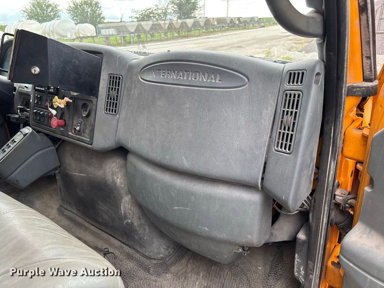 image for item DZ4662 2006 International 7400 dump truck