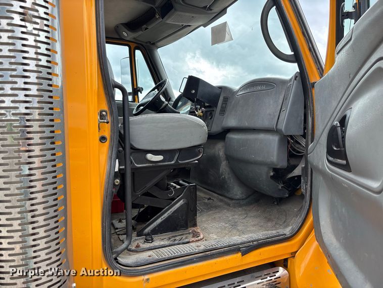 image for item DZ4662 2006 International 7400 dump truck