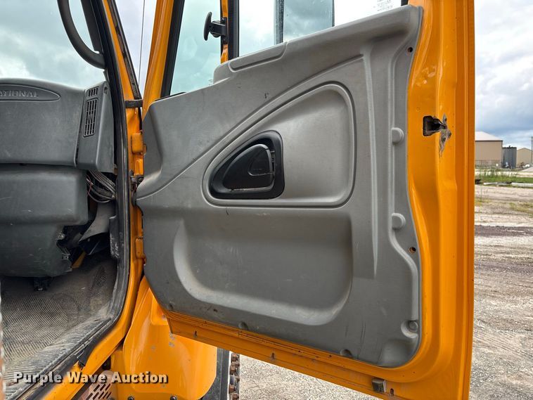 image for item DZ4662 2006 International 7400 dump truck