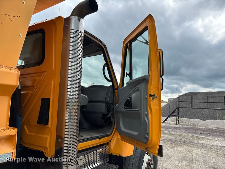 image for item DZ4662 2006 International 7400 dump truck