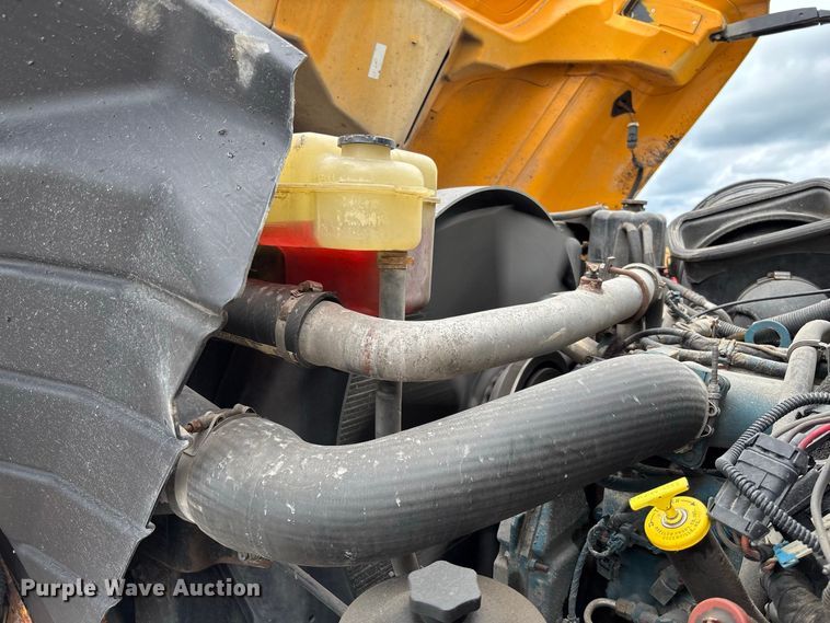 image for item DZ4662 2006 International 7400 dump truck