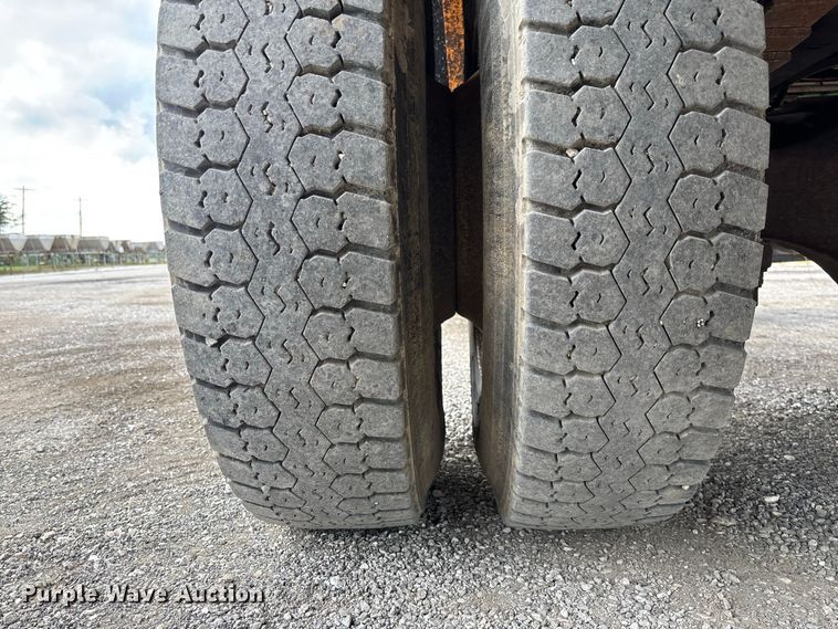 image for item DZ4662 2006 International 7400 dump truck