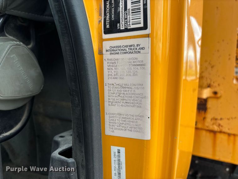 image for item DZ4662 2006 International 7400 dump truck