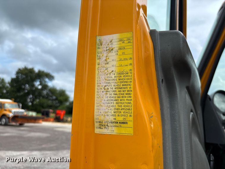 image for item DZ4662 2006 International 7400 dump truck