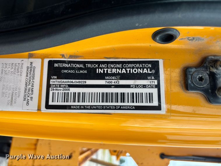 image for item DZ4662 2006 International 7400 dump truck