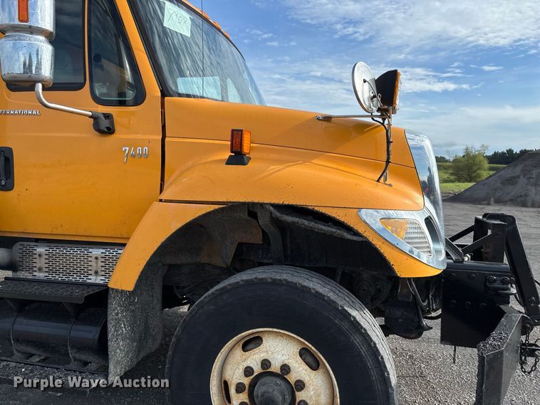 image for item DZ4666 2007 International 7400 dump truck