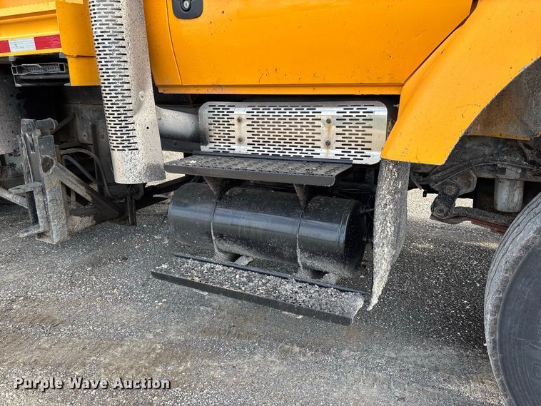 image for item DZ4666 2007 International 7400 dump truck
