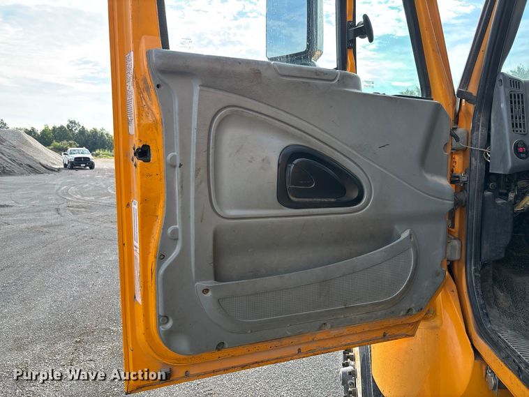 image for item DZ4666 2007 International 7400 dump truck