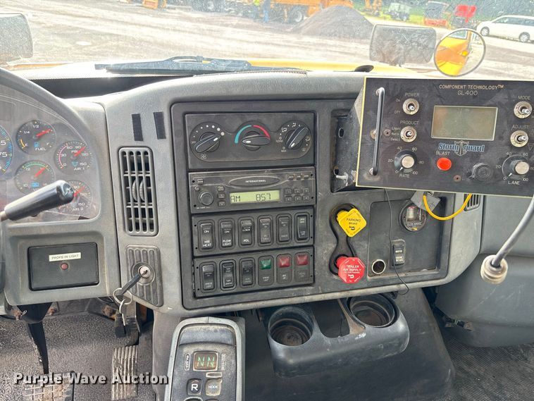 image for item DZ4666 2007 International 7400 dump truck