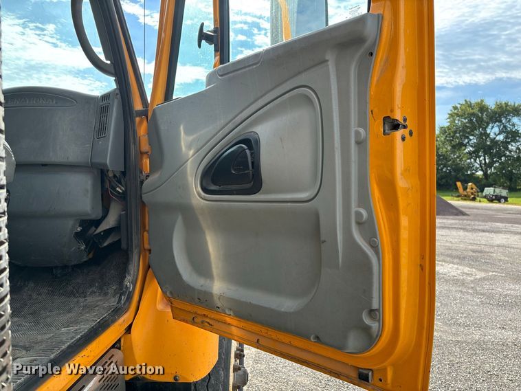 image for item DZ4666 2007 International 7400 dump truck