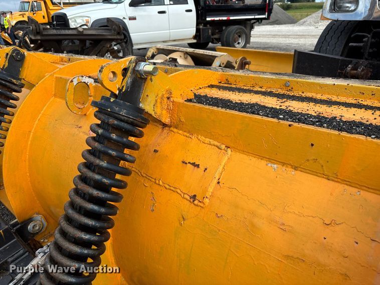 image for item DZ4666 2007 International 7400 dump truck