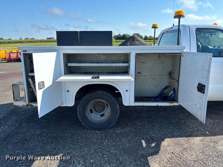 image for item DZ4672 2009 Ford F350 Super Duty XL utility bed pickup truck