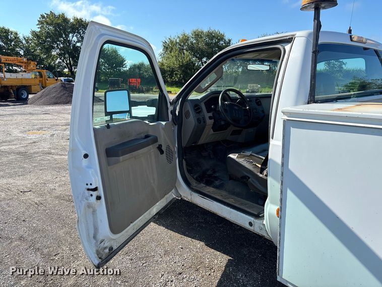 image for item DZ4672 2009 Ford F350 Super Duty XL utility bed pickup truck