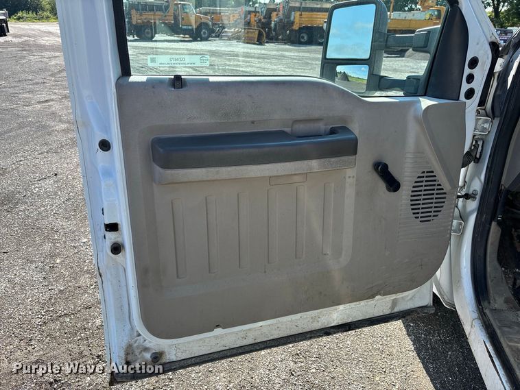 image for item DZ4672 2009 Ford F350 Super Duty XL utility bed pickup truck