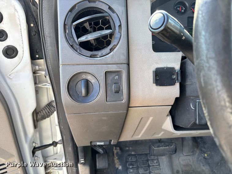 image for item DZ4672 2009 Ford F350 Super Duty XL utility bed pickup truck