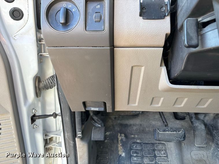 image for item DZ4672 2009 Ford F350 Super Duty XL utility bed pickup truck