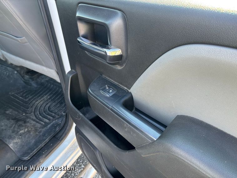 image for item DZ4674 2017 Chevrolet Silverado 2500 Crew Cab pickup truck
