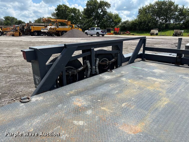 image for item DZ4676 2007 JLG 1014 hydraulic drop deck equipment trailer