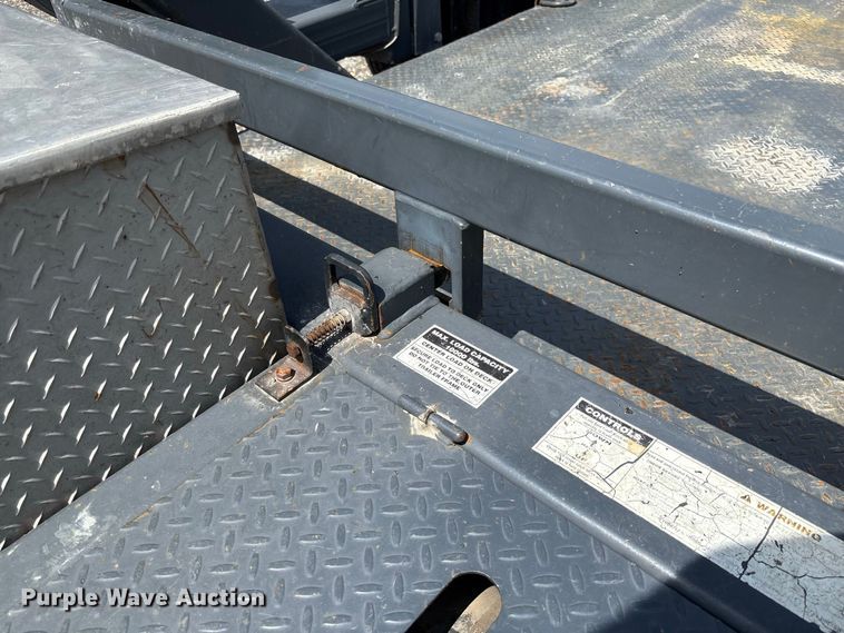 image for item DZ4676 2007 JLG 1014 hydraulic drop deck equipment trailer