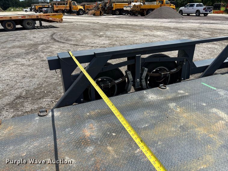 image for item DZ4676 2007 JLG 1014 hydraulic drop deck equipment trailer