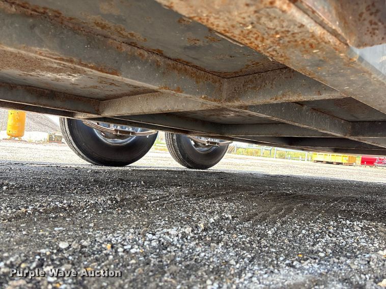 image for item DZ4676 2007 JLG 1014 hydraulic drop deck equipment trailer